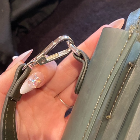 Green pleated rubber tote bag gently used - Picture 4 of 11